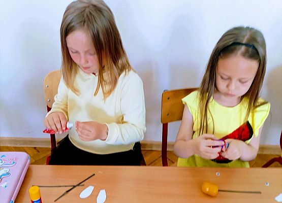 Dziewczynki robią pszczółki z papieru