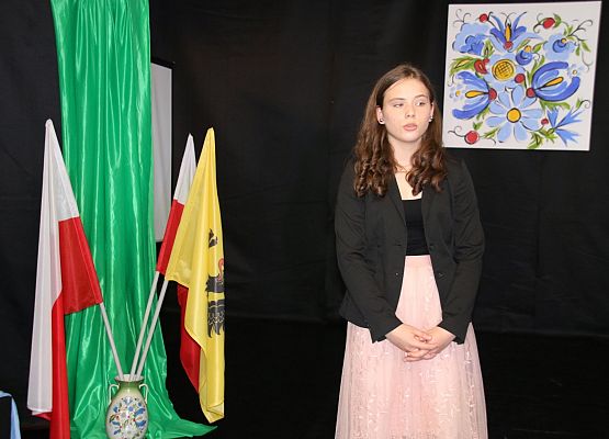 Uczennica recytuje wiersz