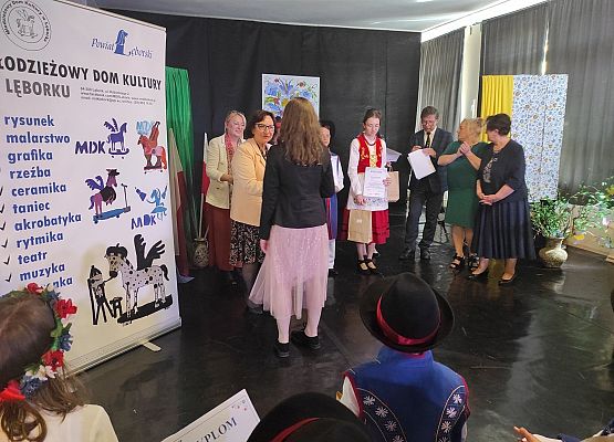 Uczennica odbiera nagrodę