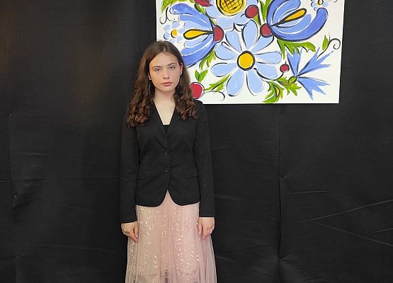 Uczennica recytuje wiersz