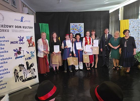 Uczestnicy konkursu z dyplomami