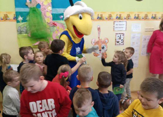 Mrówka rozdaje dzieciom książeczki