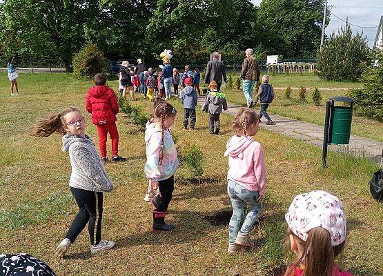 Przedszkolaki podczas wiosennych prac