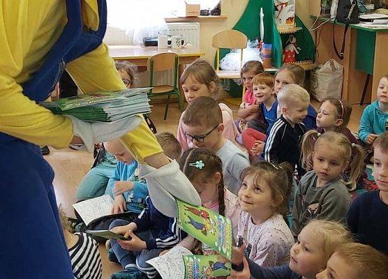 Mrówka rozdaje dzieciom książeczki