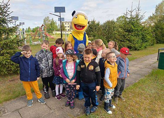 Przedszkolaki z Mrówką w ogrodzie