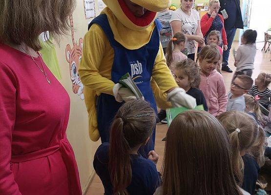 Mrówka rozdaje dzieciom książeczki