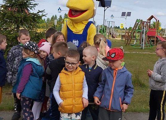 Mrówka z dziećmi w ogrodzie