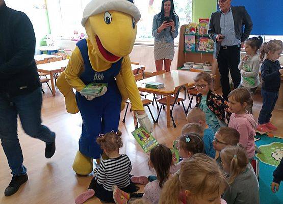 Mrówka rozdaje książeczki