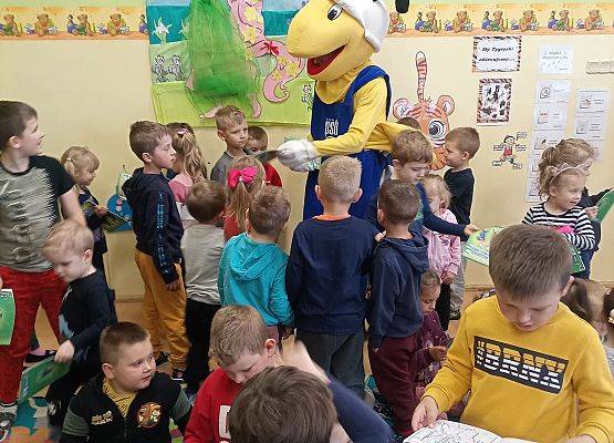 Mrówka rozdaje książeczki