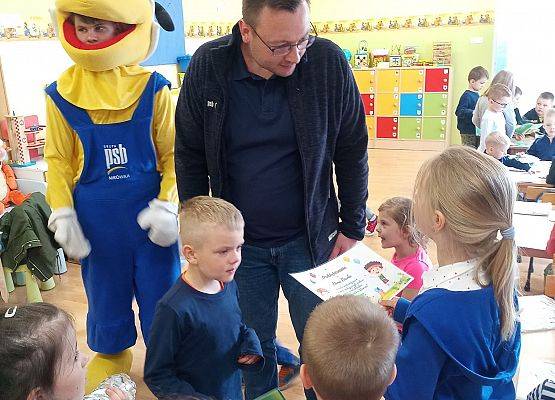 Mrówka rozdaje książeczki