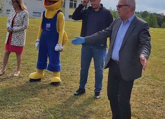 Wspólne sadzenie krzewów w ogrodzie