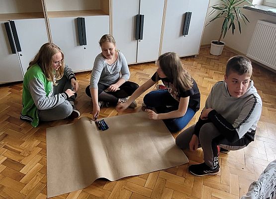 Uczniowie pracują w grupie