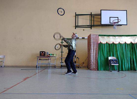 Artysta z cyrku żongluje.