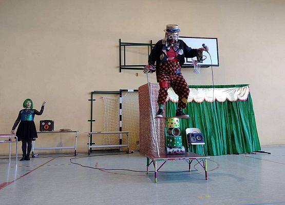 Klaun balansuje na wysokości