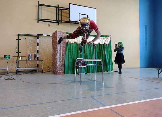 Klaun podczas akrobacji