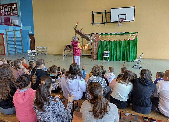 Uczniowie oglądają występy cyrkowe