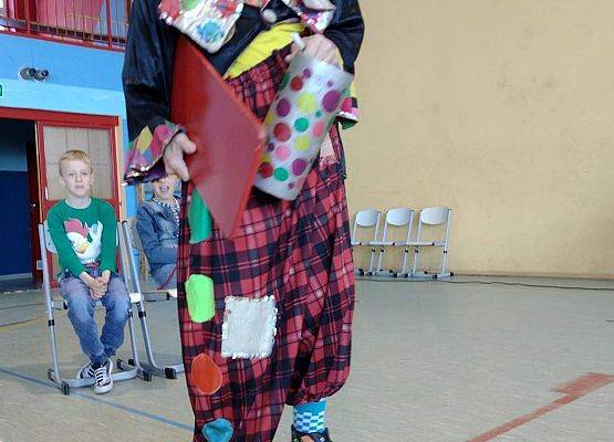 Klaun stoi na scenie