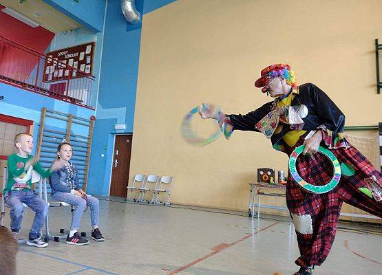 Klaun zabawia publiczność