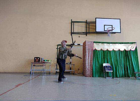 Klaun wykonuje sztuczki