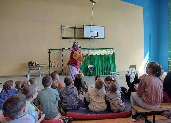 Klaun zabawia publiczność