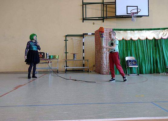 Uczeń wykonuje sztuczki cyrkowe