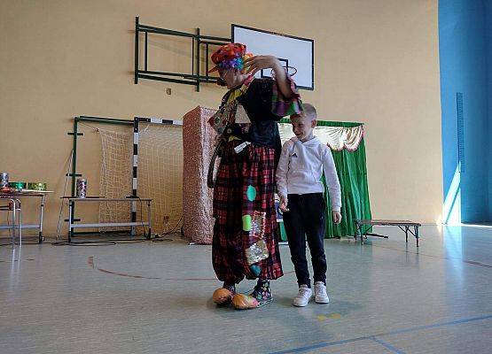 Uczeń wykonuje sztuczki cyrkowe