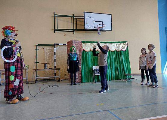 Uczeń wykonuje sztuczki cyrkowe