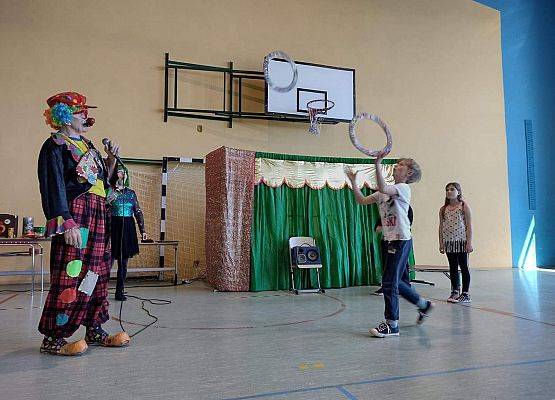 Uczeń wykonuje sztuczki cyrkowe