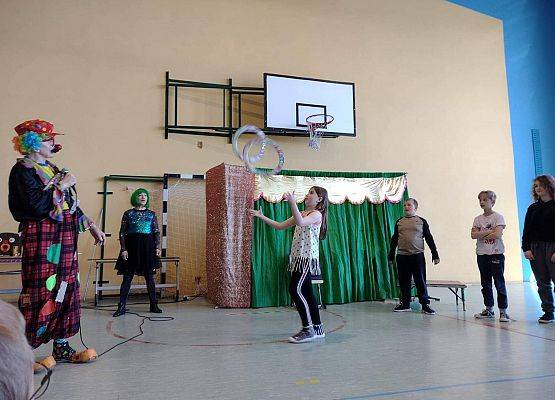 Uczeń wykonuje sztuczki cyrkowe