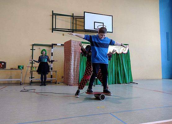 Uczeń wykonuje sztuczki cyrkowe