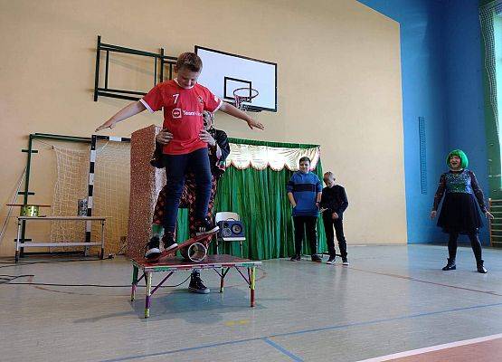 Uczeń wykonuje sztuczki cyrkowe