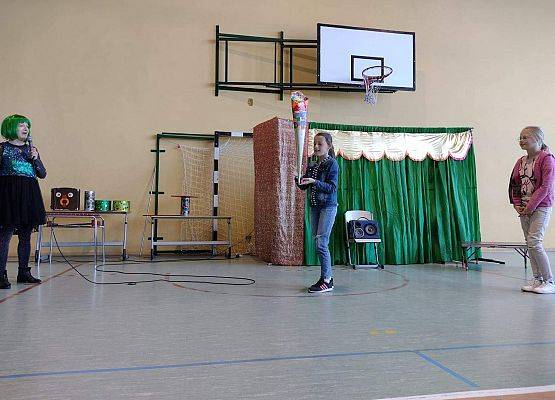 Uczennica wykonuje sztuczki cyrkowe