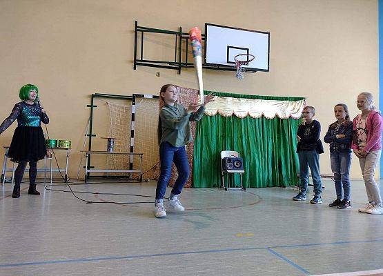 Uczennica wykonuje sztuczki cyrkowe