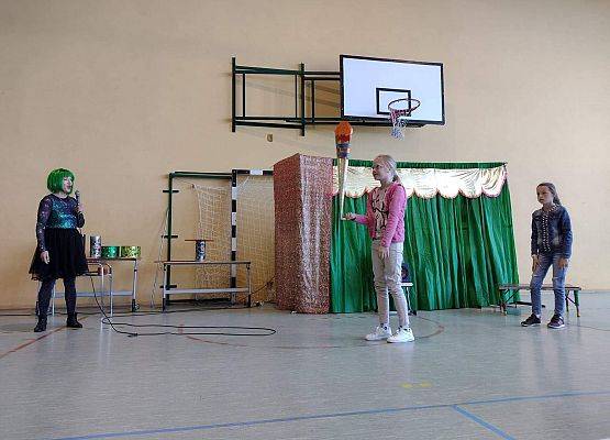 Uczennica wykonuje sztuczki cyrkowe