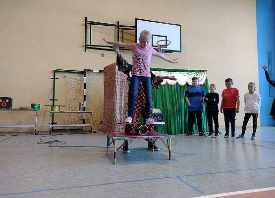 Uczennica wykonuje sztuczki cyrkowe