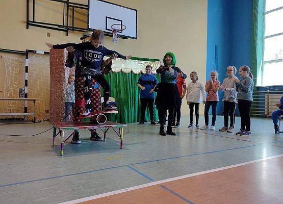 Uczennica wykonuje sztuczki cyrkowe