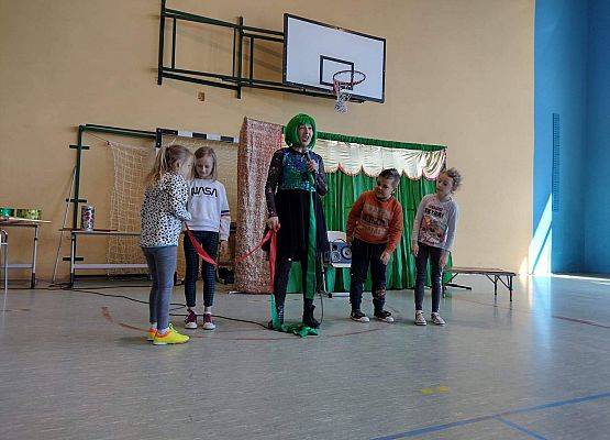 Uczniowie na scenie podczas konkurencji