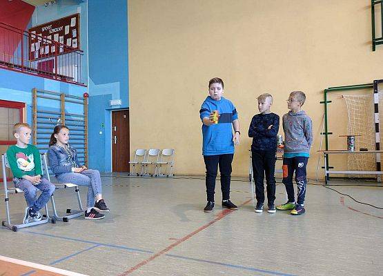 Uczniowie na scenie podczas konkurencji