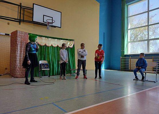 Uczniowie na scenie podczas konkurencji