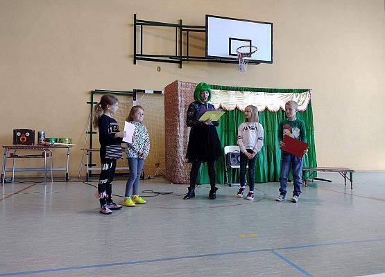 Uczniowie na scenie podczas konkurencji