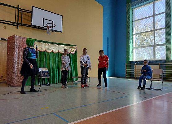 Uczniowie na scenie podczas konkurencji