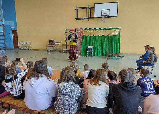 Uczniowie oglądają występu klauna