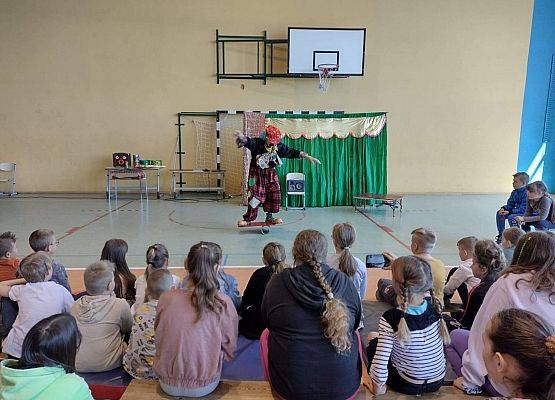 Uczniowie oglądają występu klauna