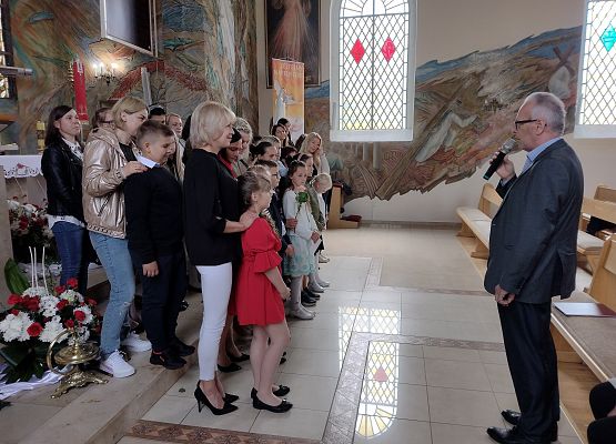 Pan dyrektor przemawia do mam.