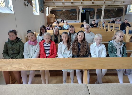 Uczennice i nauczycielka religii w kościele