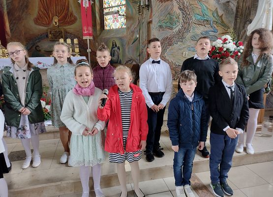 Uczniowie podczas występu