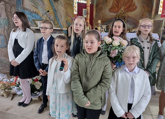 Uczniowie podczas występu