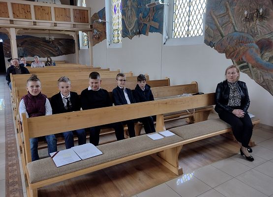 Uczniowie w wychowawcą w kościele