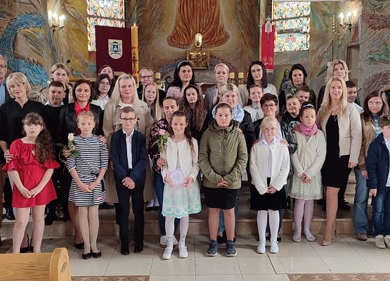 Zdjęcie grupowe uczniów i mam