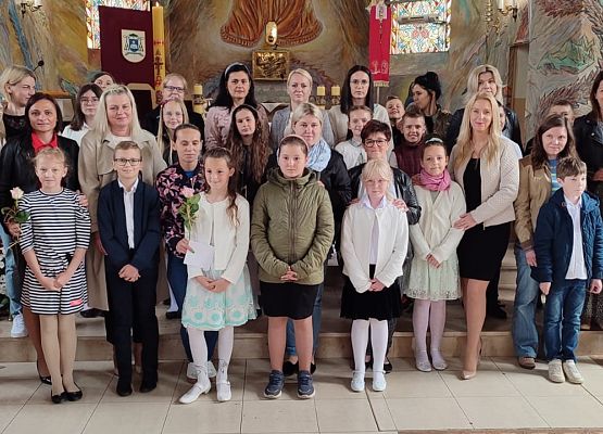 Zdjęcie grupowe uczniów i mam